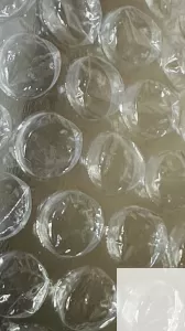 Пузырчатая пленка для упаковки посуды и других хрупких вещей фото